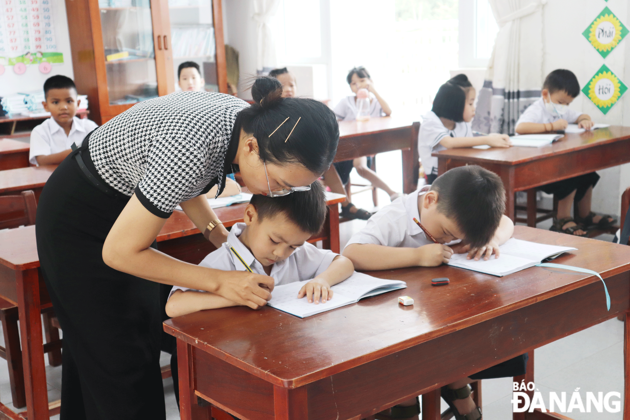Giáo viên Trường Tiểu học Hòa Bắc (huyện Hòa Vang) hướng dẫn học trò trong giờ học. Ảnh: NGỌC HÀ