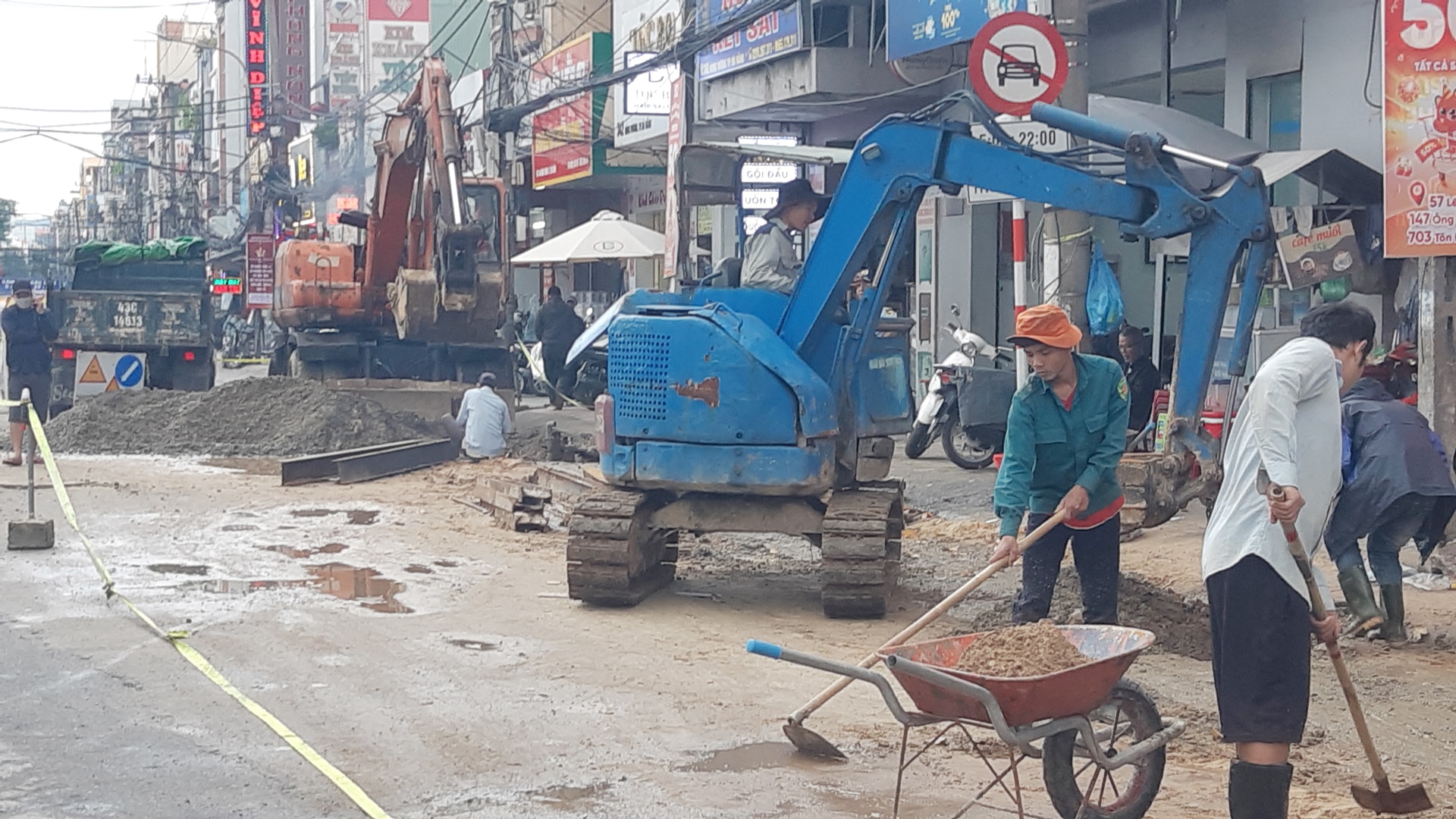 Đơn vị thi công đang nỗ lực hoàn thành các hạng mục công trình. Ảnh: THÀNH LÂN