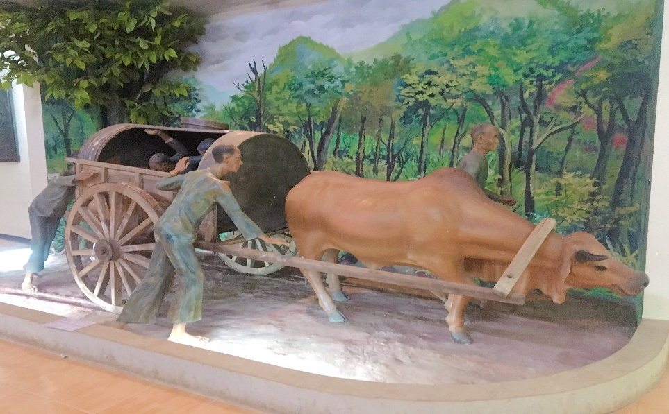 Chiếc xe bò và cảnh vượt ngục ngày 8.2.1943 được phục chế được trưng bày tại Di tích lịch sử cấp quốc gia Nhà ngục Đắk Mil. Ảnh Báo Đắk Lắk