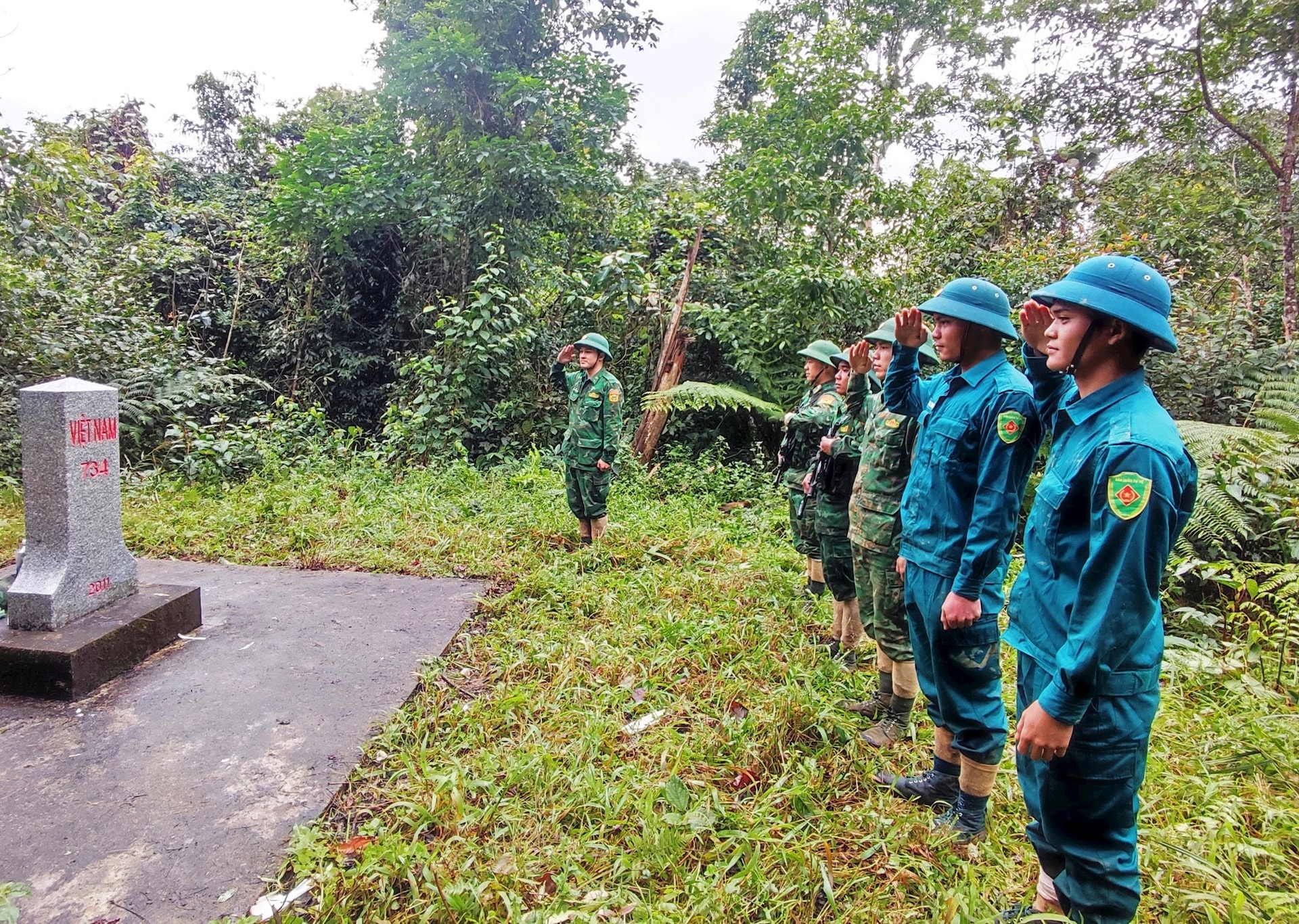 Thường xuyên phối hợp với các lực lượng đứng chân trên địa bàn tổ chức tuần tra, phát quang đường biên, bảo vệ cột mốc