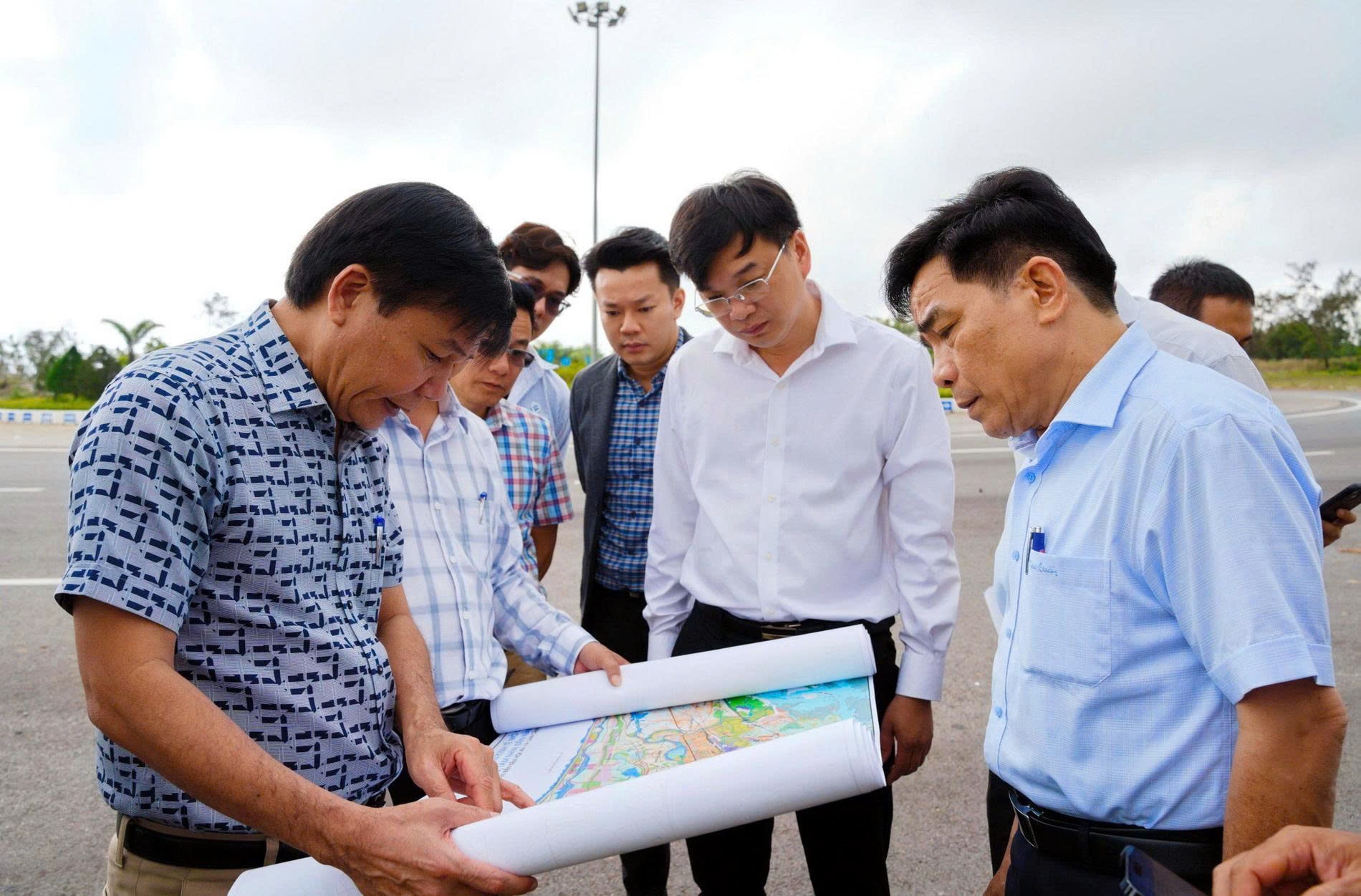 Lãnh đạo tỉnh cùng nhà đầu tư khảo sát thực địa dự án. Ảnh: PHAN VINH