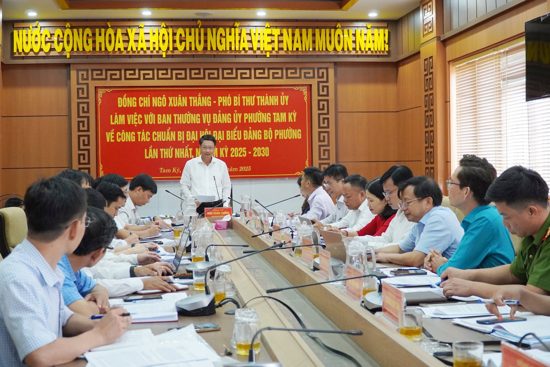 Phó Bí thư Thành ủy Ngô Xuân Thắng chủ trì buổi làm việc kiểm tra công tác chuẩn bị Đại hội Đảng bộ phường Tam Kỳ lần thứ nhất, nhiệm kỳ 2025 - 2030. Ảnh: N.ĐOAN
