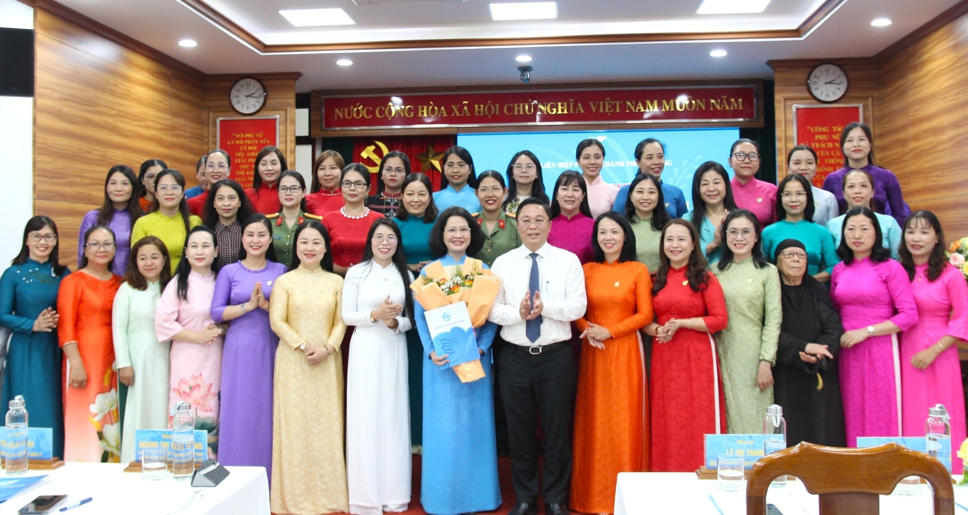 Chủ tịch Ủy ban MTTQ Việt Nam thành phố Lê Trí Thanh tặng hoa chúc mừng Hội LHPN thành phố Đà Nẵng tại hội nghị công bố quyết định thành lập vào ngày 8/7. Ảnh: N.Q