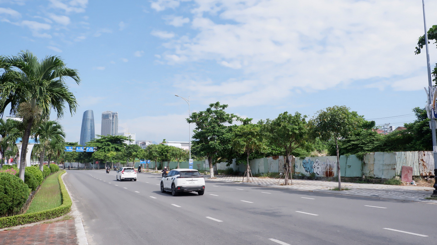 Mặt tiền đường Phạm Văn Đồng một trong những con phố có giá đắt đỏ bậc nhất TP Đà Nẵng. Theo quyết định được UBND TP Đà Nẵng phê duyệt phương án đấu giá quyền sử dụng đất với Khu đất A1-2-1 thuộc Vệt trục đường từ cầu Sông Hàn ra biển đường Phạm Văn Đồng, có giá khởi điểm là hơn 136 triệu đồng/m2. dscf4211.jpg