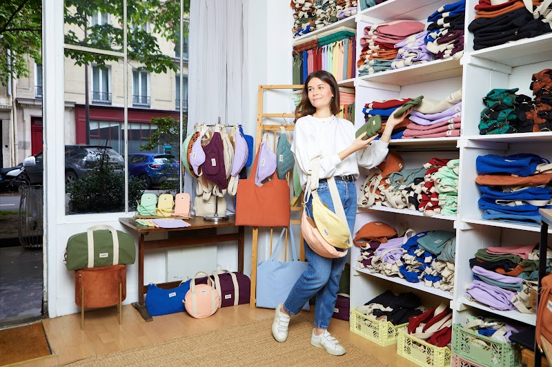 Employée de Hindbag empilant des étagères dans leur boutique à Paris